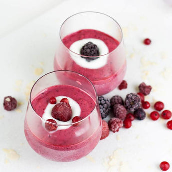 Gezonde frozen yoghurt met rood fruit