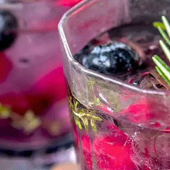 Gezond fruitwater met rood fruit en rozemarijn